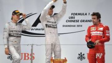 Un gran Alonso termina tercero en otro doblete de Mercedes