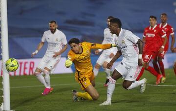 Momento en el que Vinicius, en semifallo, envía un balón al palo en el partido del domingo en el Di Stéfano.