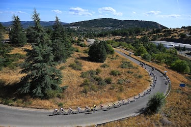 Una vista general del pelotón que compite durante La Vuelta - 80ª Vuelta a España 2025.