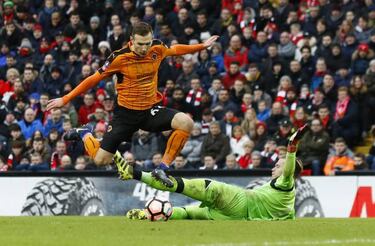 Klopp says sorry but Liverpool's defensive misgivings persist