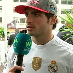 Carlos Sainz llegó al circuito con la camiseta del Real Madrid