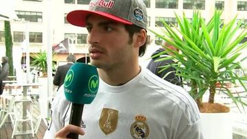 Carlos Sainz lleg車 al circuito con la camiseta del Real Madrid.
