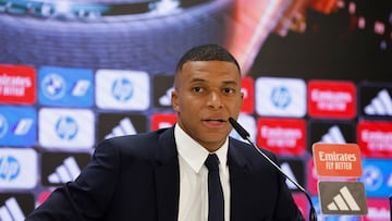 MADRID, 16/07/2024.- El francés Kylian Mbappé durante la rueda de prensa ofrecida tras su presentación como nuevo jugador del Real Madrid, este martes en el estadio Santiago Bernabéu de Madrid. Mbappé ha firmado este martes el contrato que le une al conjunto blanco para las próximas cinco temporadas. EFE/Chema Moya
