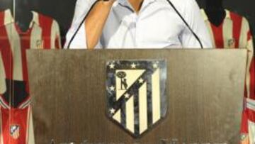 <b>CON L?GRIMAS. </b>Dom¨ªnguez se despidi¨® de la afici¨®n rojiblanca con l¨¢grimas en los ojos.