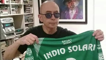 La instituci&oacute;n del oeste le mand&oacute; su camiseta al m&iacute;tico cantante argentino, que pos&oacute; con la verde.