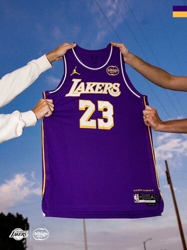 El uniforme Statement Edition de los Lakers para la temporada 2025/26 vuelve al púrpura clásico, con letras blancas y ribetes dorados. Lleva el lema “Leave a Legacy” y el número 17 en la nuca, en honor a sus campeonatos.