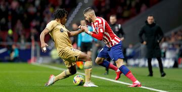 Acción de Jules Koundé y y Yannick Carrasco en la línea lateral de banda.