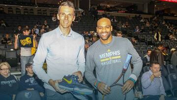 Ivo Karlovic y Vince Carter, con los regalos que se intercambiaron.