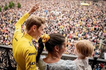 Miles de aficionados reciben a Jonas Vingegaard en Copenhague.