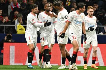 1-1. Saque en corto de un crner, recibe Dodi Lukebakio al borde del rea y de un derechazo al palo corto de Jan Oblak, supera al guardameta del Atltico de Madrid. En la imagen, el delantero belga celebra el tanto con sus compa?eros.