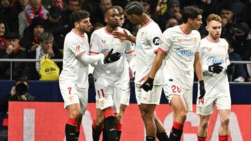 1-1. Saque en corto de un córner, recibe Dodi Lukebakio al borde del área y de un derechazo al palo corto de Jan Oblak, supera al guardameta del Atlético de Madrid. En la imagen, el delantero belga celebra el tanto con sus compañeros.