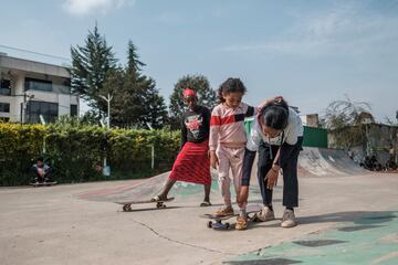 Las ni?as patinan en un parque de skate como parte de un entrenamiento semanal del grupo Ethiopian Girls Skate, en Addis Abeba, Etiop¨ªa. El Ethiopian Girls Skate es una iniciativa que promueve el skateboarding entre ni?as de diferentes or¨ªgenes sociales para para mejorar su salud mental y empoderarlas. El grupo fue fundado hace 2 a?os por los skaters Sosina Chala y Mickey Asfaw, y en ¨¦l participan alrededor de 35 chicas.