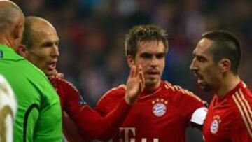 <b>LA JUGADA. </b>Lahm media entre Robben y Ribéry en la falta.