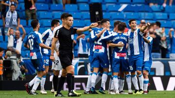 El Espanyol celebra su triunfo ante el Valencia.