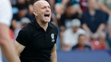 VALENCIA, 01/06/2025.-El entrenador del Levante Julián Calero, durante el partido correspondiente a la última jornada de la Liga Hypermotion que disputan Levante y Eibar este domingo en el estadio Ciutat de Valencia.- EFE/ Ana Escobar