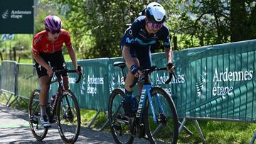 La ciclista neerlandesa del Movistar Annemiek Van Vleuten ataca ante Marlen Reusser durante la Lieja-Bastoña-Lieja Femenina 2022.