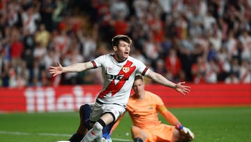 Fran García celebra su gol al Barcelona, el 2-0 en el triunfo rayista ante el equipo de Xavi.