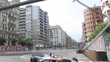 <b>ESPECTACULAR. </b>Imágenes tan impresionantes como esta, con Adrián Vallés como protagonista, deparó ayer el Circuito Urbano de Bilbao y serán aún mejores cuando lleguen las carreras.