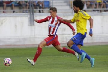 El delantero del Atlético de Madrid Fernando Torres pelea un balón con el defensa del Cádiz Aridane