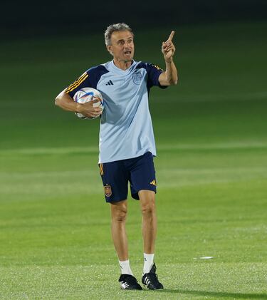 Luis Enrique dirigiendo el entrenamiento del combinado nacional antes del partido frente a la selección alemana.