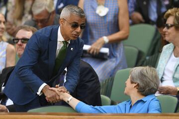 El alcalde de Londres Sadiq Khan saluda a la primera ministra británica Theresa May en el Royal Box, antes de que el sudafricano Kevin Anderson juegue contra el serbio Novak Djokovic en la final del campeonato de Wimbledon 2018.