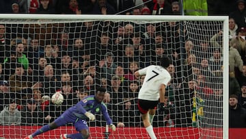 Soccer Football - FA Cup - Fifth Round - Manchester United v Fulham - Old Trafford, Manchester, Britain - March 2, 2025 Fulham's Raul Jimenez scores a penalty during the shoot-out REUTERS/Phil Noble
