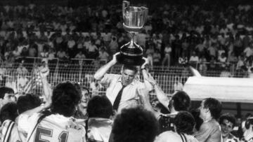 Luis Aragonés levantando la Copa del Rey de 1985 que el Atlético le ganó al Athletic en el Bernabéu.