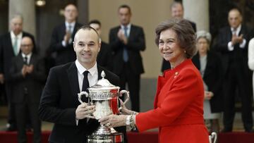 GRA182. MADRID, 23/01/2017.- La reina Sof&iacute;a hace entrega del Premio que lleva su nombre al futbolista Andr&eacute;s Iniesta, otorgado a la persona o entidad que m&aacute;s haya destacado durante el a&ntilde;o por un gesto especialmente relevante de nobleza o juego limpio en la pr&aacute;ctica deportiva, o que haya prestado una contribuci&oacute;n especial a la erradicaci&oacute;n de la violencia en el deporte, durante la ceremonia de entrega de los Premios Nacionales del Deporte 2015 que ha tenido lugar hoy en el Palacio de El Pardo. EFE/Emilio Naranjo