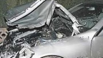 <b>EL COCHE DE ETOO Y EL DENUNCIANTE. </b>Así quedó el Mercedes de Samuel Etoo tras el accidente. A la derecha, Sebastián Roca, el joven que ha presentado la denuncia.