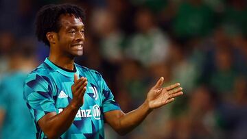 Soccer Football - Champions League - Group H - Maccabi Haifa v Juventus - Sammy Ofer Stadium, Haifa, Israel - October 11, 2022  Juventus' Juan Cuadrado during the warm up before the match REUTERS/Ronen Zvulun