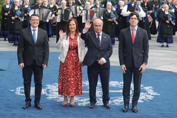 Mariano Jabonero (2d) en nombre de Organización de Estados Iberoamericanos para la Educación, la Ciencia y la Cultura (OEI), Premio Princesa de Asturias Cooperación Internacional 2024, a su llegada al Teatro Campoamor.