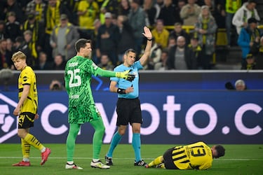 El italiano Maurizio Mariani señala el fuera de juego mientras su compañero en el VAR le advierte de que Koundé rompe el fuera de juego, por lo que su decisión inicial de pitar penalti se mantuvo y el Borussia se ve en el minuto 10 con una oportunidad de recortar distancias en la eliminatoria.