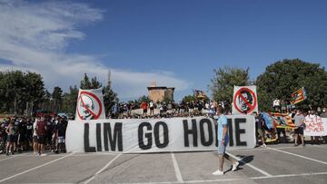 Aficionados piden la marcha de Peter Lim.