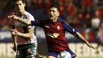 GRAF5770. PAMPLONA, 20/09/2019.- El delantero argentino de Osasuna Chimy ?vila (d) y Javi Garcia del Betis pelean por conseguir controlar el esf谷rico durante el partido que han disputado ambos equipos esta noche en el Estadio de El Sadar correspondiente a