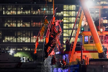 Organismos de emergencia retiran del agua los restos del helicóptero accidentado en el Río Hudson en Nueva York.
