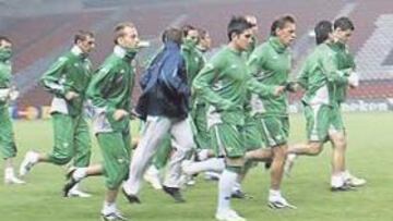 <b>EL BETIS TRABAJÓ EN ANFIELD.</b> El Betis realizó el entrenamiento en el mítico estadio inglés.