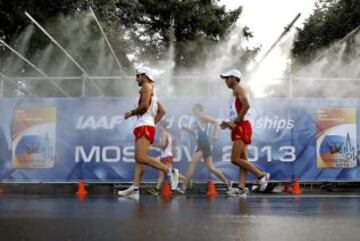 Los atletas españoles Jesús Ángel García Bragado (i), y Claudio Villanueva, durante la prueba de los 50km marcha de los Mundiales de Atletismo Moscú 2013, que se celebran en el Estadio Olímpico Luzhnikí de la capital rusa.