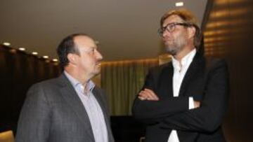 Rafa Benítez conversa con Klopp.