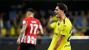 VILLARREAL, 06/04/2025.- El defensa del Villarreal, Sergi Cardona, se lamenta de una ocasión fallada durante el encuentro correspondiente a la jornada 30 de Laliga EA Sports que disputan hoy domingo Villarreal y Athletic Club en el estadio de La Cerámica, en la localidad castellonense. EFE / Andreu Esteban.
