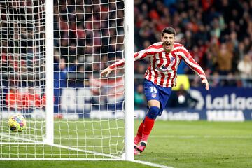 5-1. Álvaro Morata celebra el quinto gol que marca en el minuto 75.