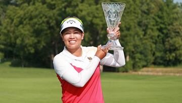 Thidapa Suwannapura posa con el trofeo de campeona del Marathon Classic Presented By Owens Corning And O-I en el Highland Meadows Golf Club de Sylvania, Ohio.