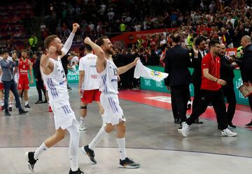 Los jugadores del Real Madrid celebrando su victoria en la final de la Euroliga de Baloncesto entre Olympiacos Piraeus y Real Madrid en Kaunas, Lituania.