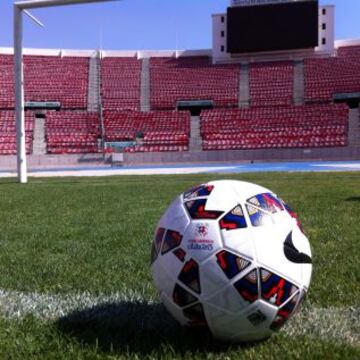 La pelota en la cancha del Nacional.