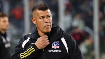 Futbol, Colo Colo vs Cobresal.
Fecha 26, Campeonato Nacional 2024.
El entrenador de Colo Colo Jorge Almiron dirige durante el partido contra Cobresal durante el partido de primera division disputado en el estadio Monumental en Santiago, Chile.
26/09/2024
Marcelo Hernandez/Photosport
Football, Colo Colo vs Cobresal.
26th turn, 2024 National Championship.
Colo Colo's head coach Jorge Almiron gestures during the first division match against Cobresal at the Monumental stadium in Santiago, Chile.
26/09/2024
Marcelo Hernandez/Photosport