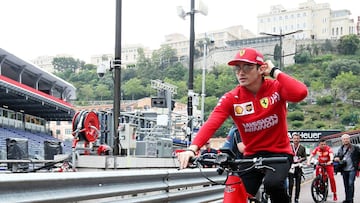 Charles Leclerc llegó al paddock en bicicleta.