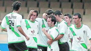 <b>BUEN PARTIDO. </b>El Córdoba se llevó el derbi andaluz disputado en Chapín con mucho oficio ante un Xerez sin puntería.