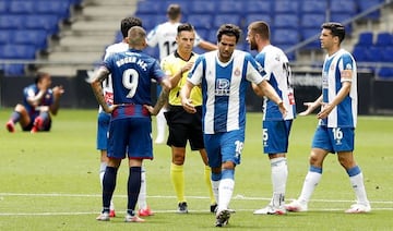 Cabrera, indignado con Del Cerro en el Espanyol-Levante del 20 de junio de 2020.