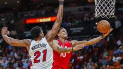 ELX67. MIAMI (EE.UU.), 23/03/2017.- El jugador de Miami Heat Hassan Whiteside (i) en acci&oacute;n ante DeMar DeRozan (d), de Toronto Raptors, durante su partido de baloncesto de la NBA hoy, jueves 23 de marzo de 2017, en el American Airlines Arena de Miami (EE.UU.). EFE/ERIK S. LESSER