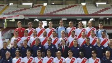 <b>FOTO OFICIAL. </b>El presidente Raúl Martín Presa encabezó la foto del Rayo 2011-12 ayer en Vallecas.