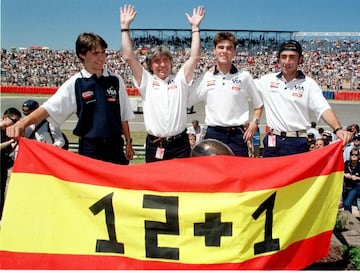 El 12+1 campeón del mundo de motociclismo acompañado por su hijo y sobrinos en la curva que lleva su nombre del circuito del Jarama. 
